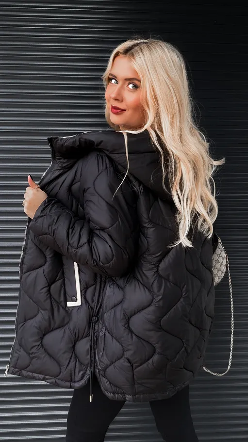 Czarna pikowana kurtka na zimę z kapturem - R222