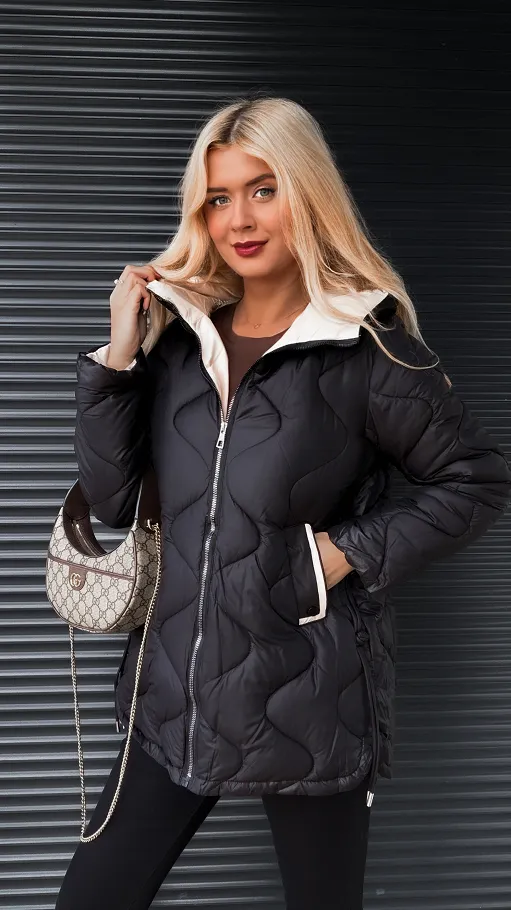 Czarna pikowana kurtka na zimę z kapturem - R222