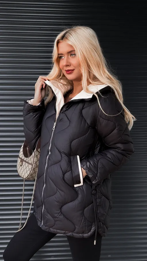 Czarna pikowana kurtka na zimę z kapturem - R222