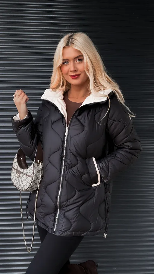 Czarna pikowana kurtka na zimę z kapturem - R222
