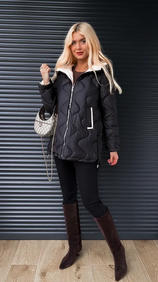 Czarna pikowana kurtka na zimę z kapturem - R222