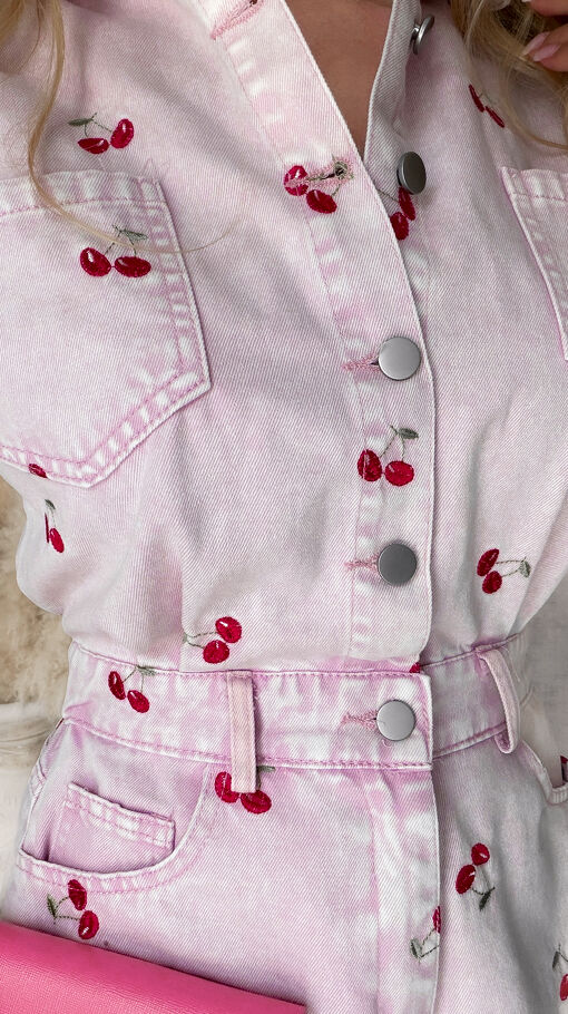 Jeansowy kombinezon w haftowane wisienki PINK - S158