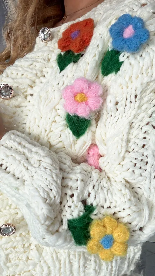 Ekskluzywny grubo pleciony sweter w kolorowe kwiaty ONE SIZE - R414