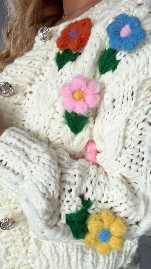 Ekskluzywny grubo pleciony sweter w kolorowe kwiaty ONE SIZE - R414