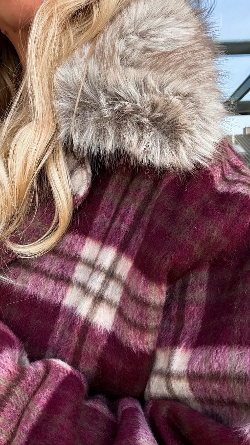 Modowa kurtka flanelowa w bordową kratę z futerkiem ONE SIZE - R248A