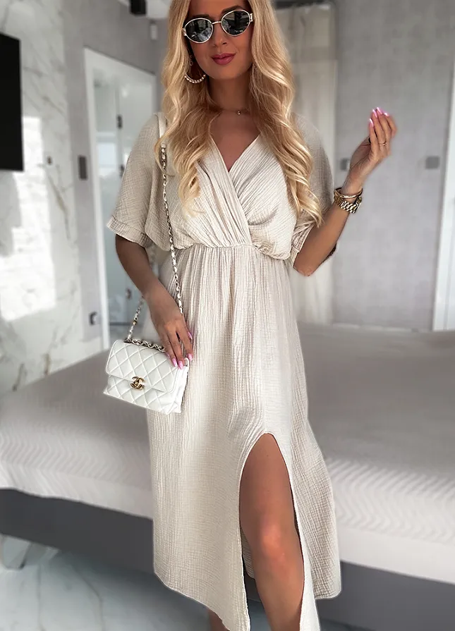 Muślinowa sukienka z kopertowym dekoltem i modnym rozcięciem na nogę BEŻOWA - N056