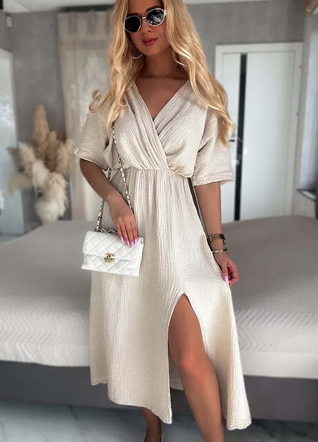 Muślinowa sukienka z kopertowym dekoltem i modnym rozcięciem na nogę BEŻOWA - N056