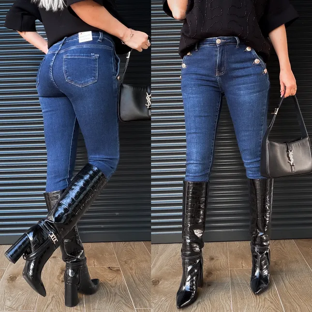 Niebieskie elastyczne spodnie jeansowe RURKI ze złotymi guzikami - R236