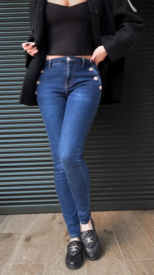 Niebieskie elastyczne spodnie jeansowe RURKI ze złotymi guzikami - R236