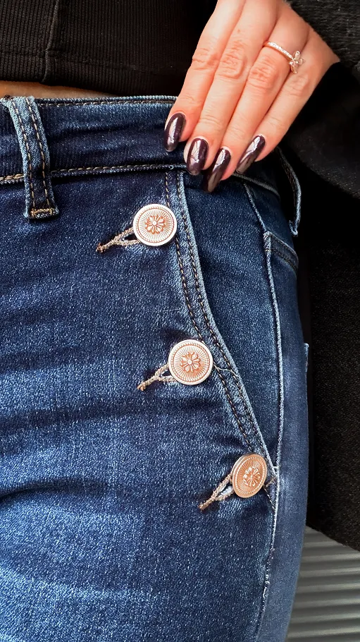 Niebieskie elastyczne spodnie jeansowe RURKI ze złotymi guzikami - R236