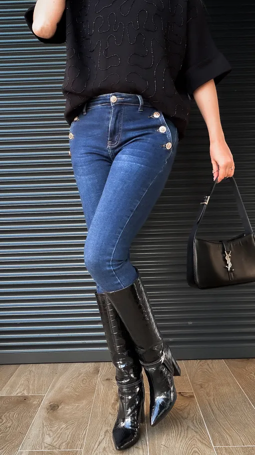 Niebieskie elastyczne spodnie jeansowe RURKI ze złotymi guzikami - R236