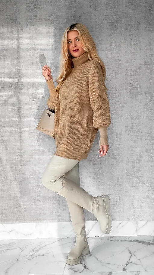 Luźny sweter TUNIKA z golfem OVERSIZE beżowy - N809A