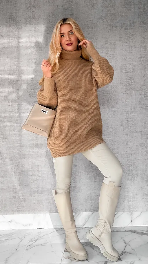 Luźny sweter TUNIKA z golfem OVERSIZE beżowy - N809A