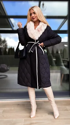 Elegancki długi płaszcz pikowany BLACK z futerkiem - R228A