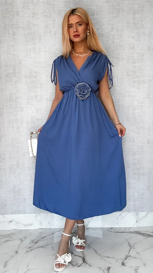 Niebieska lekka maxi sukienka z różą WISKOZA - P616B