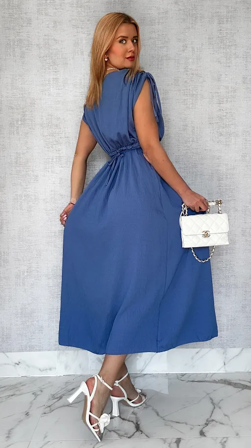 Niebieska lekka maxi sukienka z różą WISKOZA - P616B