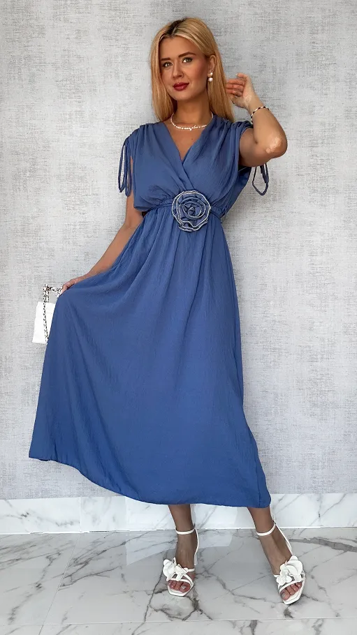 Niebieska lekka maxi sukienka z różą WISKOZA - P616B