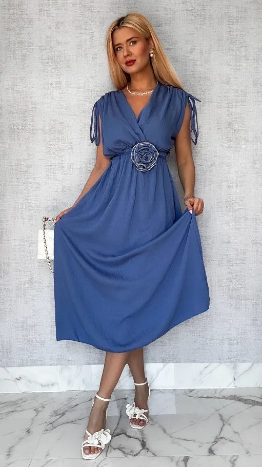 Niebieska lekka maxi sukienka z różą WISKOZA - P616B