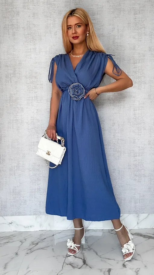 Niebieska lekka maxi sukienka z różą WISKOZA - P616B