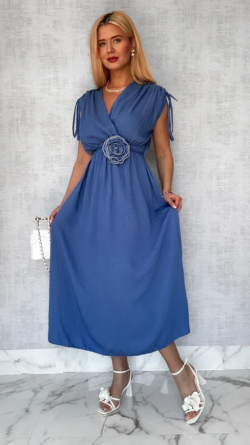 Niebieska lekka maxi sukienka z różą WISKOZA - P616B