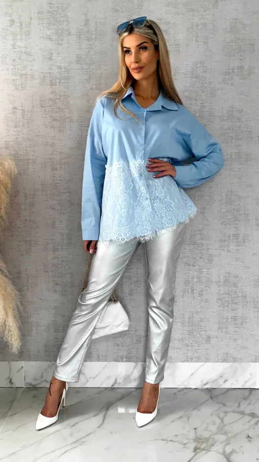 Bawełniana pastelowa koszula z białą koronką ONE SIZE blue - R526