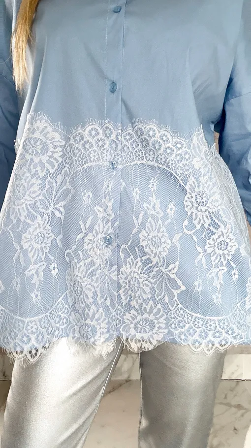 Bawełniana pastelowa koszula z białą koronką ONE SIZE blue - R526