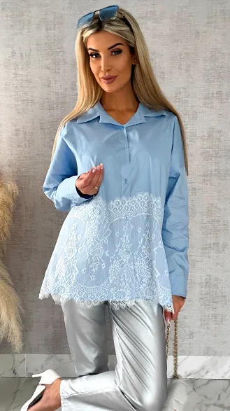 Bawełniana pastelowa koszula z białą koronką ONE SIZE blue - R526