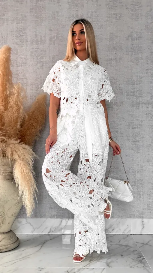 Piękny biały komplet z gipiury bluzka + spodnie - R676