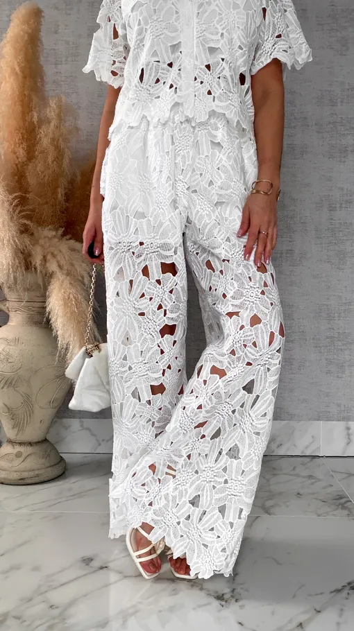 Piękny biały komplet z gipiury bluzka + spodnie - R676