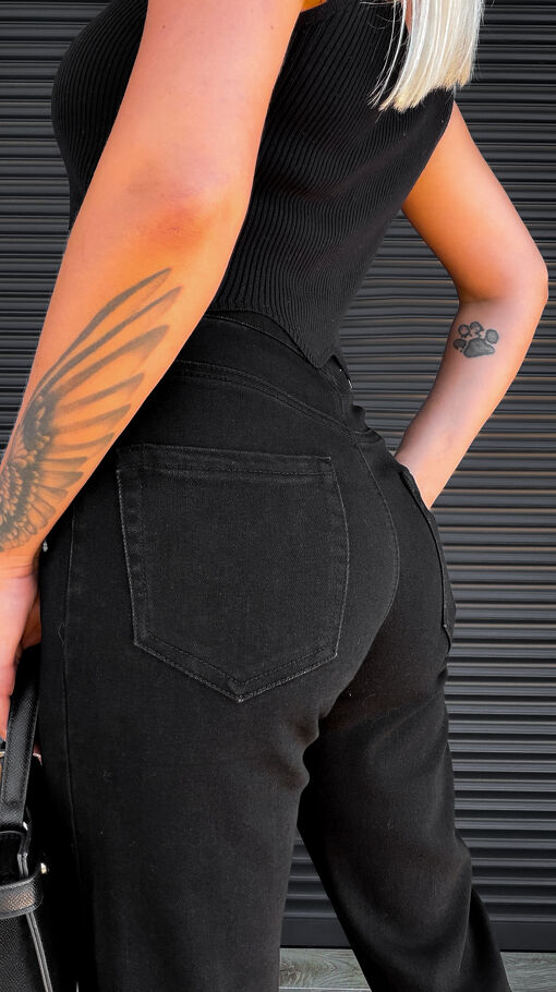 Czarne elastyczne spodnie jeansowe MOM FIT z ozdobnym pasem - S277