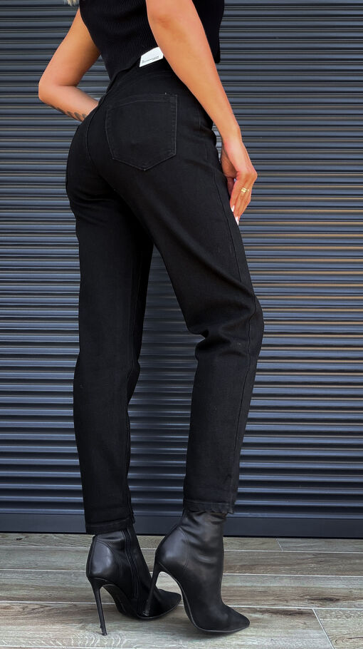 Czarne elastyczne spodnie jeansowe MOM FIT z ozdobnym pasem - S277