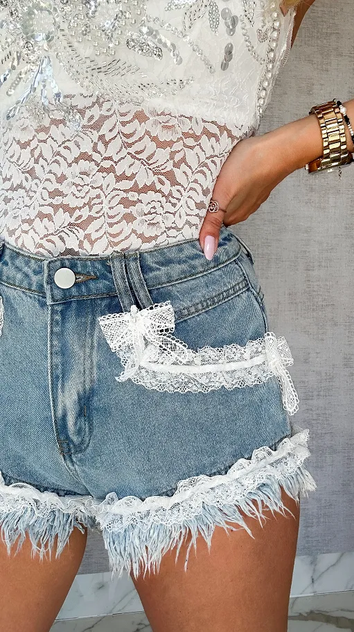 Szorty jeansowe zdobione białą koronką BLUE JEANS - P762