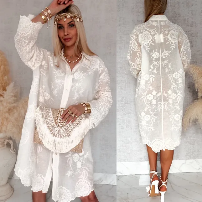 Elegancka długa koszula w haftowane kwiaty ONE SIZE ecru - R914