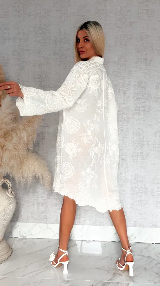 Elegancka długa koszula w haftowane kwiaty ONE SIZE ecru - R914