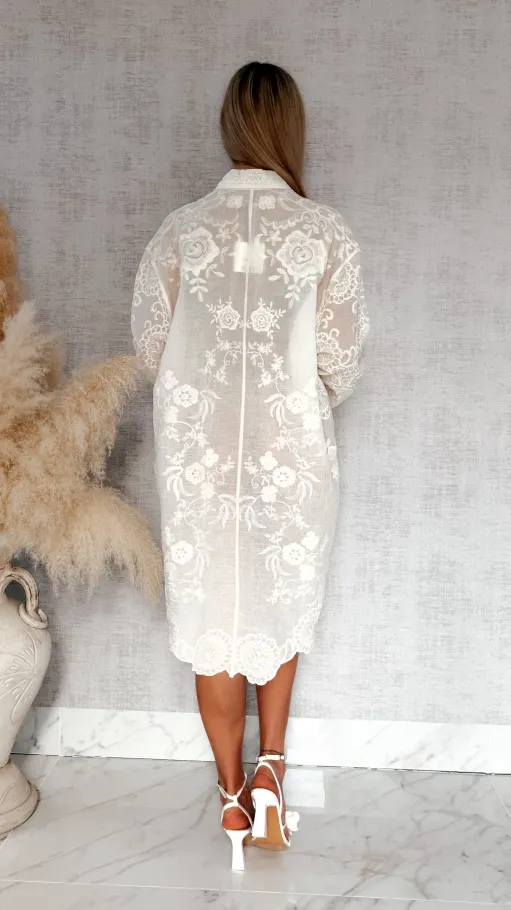 Elegancka długa koszula w haftowane kwiaty ONE SIZE ecru - R914