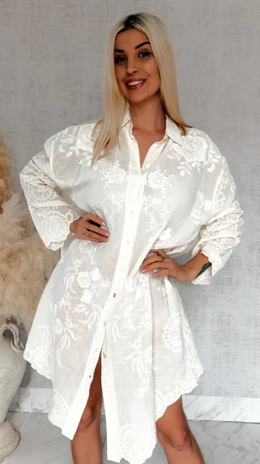 Elegancka długa koszula w haftowane kwiaty ONE SIZE ecru - R914