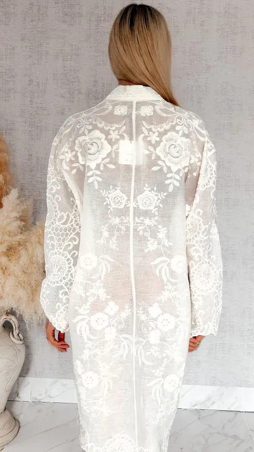 Elegancka długa koszula w haftowane kwiaty ONE SIZE ecru - R914