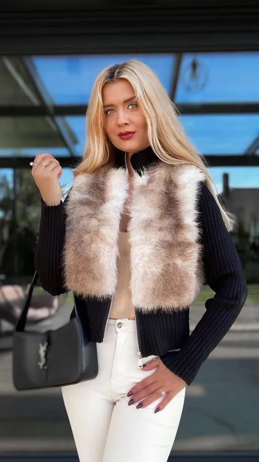 Czarny sweter z golfem i futerkiem zapinany na zamek ONE SIZE - R101A