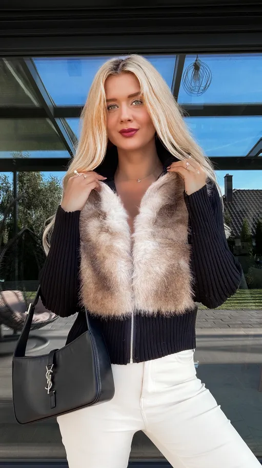 Czarny sweter z golfem i futerkiem zapinany na zamek ONE SIZE - R101A