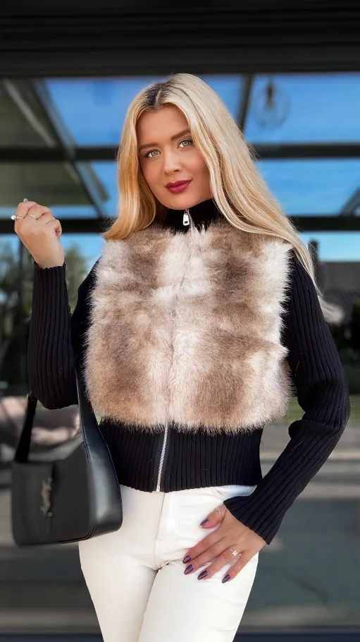 Czarny sweter z golfem i futerkiem zapinany na zamek ONE SIZE - R101A