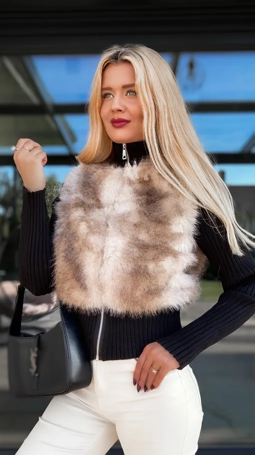 Czarny sweter z golfem i futerkiem zapinany na zamek ONE SIZE - R101A