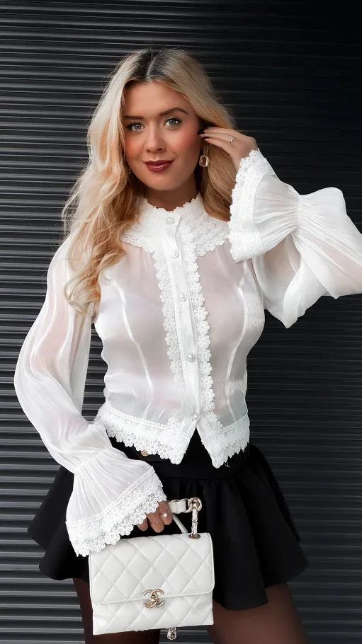 Elegancka biała bluzka koszulowa z koronką - R343