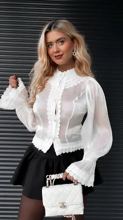 Elegancka biała bluzka koszulowa z koronką - R343