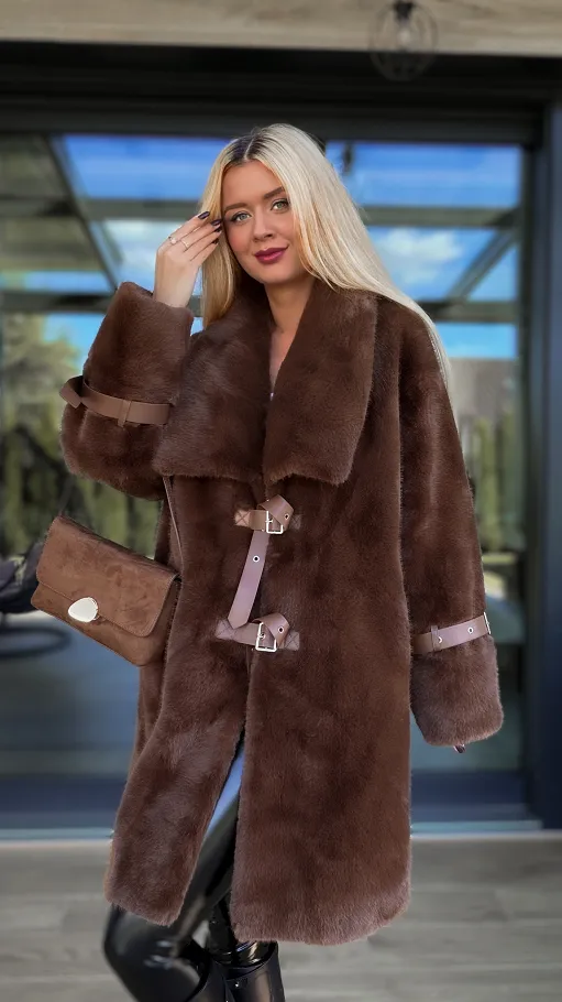 Oryginalne czekoladowe futro OVERSIZE zapinane na paski - R119A