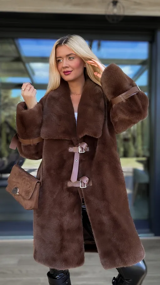Oryginalne czekoladowe futro OVERSIZE zapinane na paski - R119A