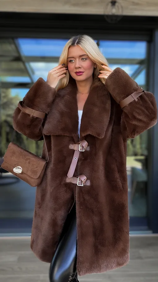Oryginalne czekoladowe futro OVERSIZE zapinane na paski - R119A