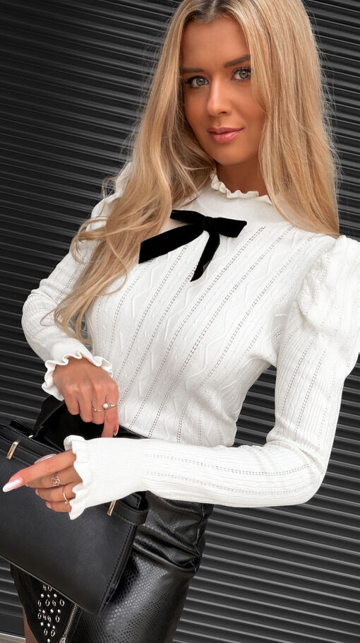 Dzianinowa bluzka w kolorze ECRU z czarną kokardką ONE SIZE - S475