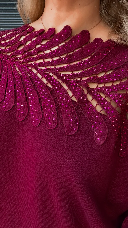 Bordowy sweter z ozdobnym dekoltem z wiskozy - R176