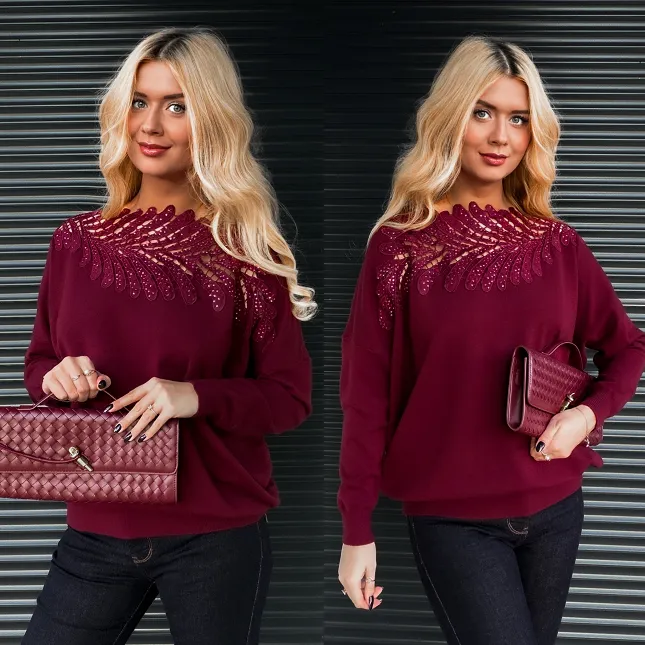 Bordowy sweter z ozdobnym dekoltem z wiskozy - R176