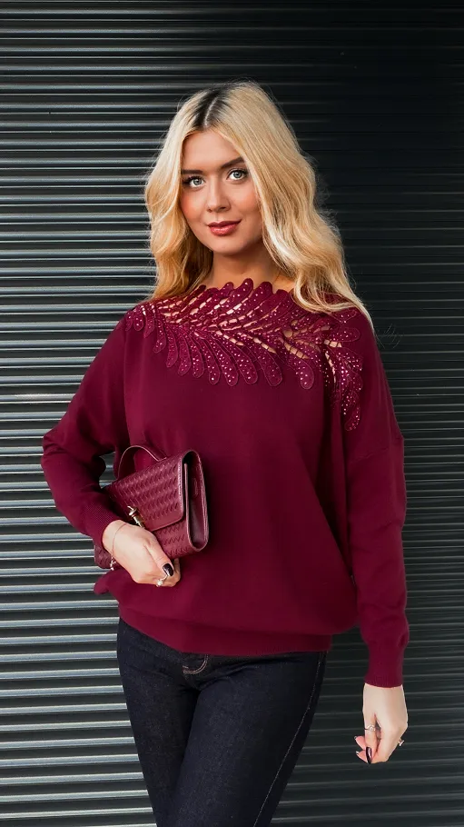 Bordowy sweter z ozdobnym dekoltem z wiskozy - R176